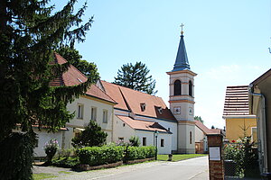 Winzendorf, Hauptstraße, im Hintergrund die alte Pfarrkirche